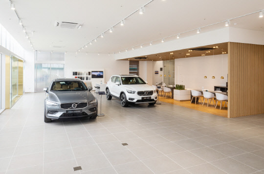 르노삼성차, 쌍용자동차, 한국지엠 등 국내 외국계 3사의 판매점유율이 외환위기 이후 역대 최저 수준으로 줄어든 가운데, 수입자동차 업체들이 판매량 호조에 맞춰 서비스 확대에 나서고 있다. 볼보자동차가 지난달 개소한 김해 전시장·서비스센터 모습. <볼보자동차코리아 제공>